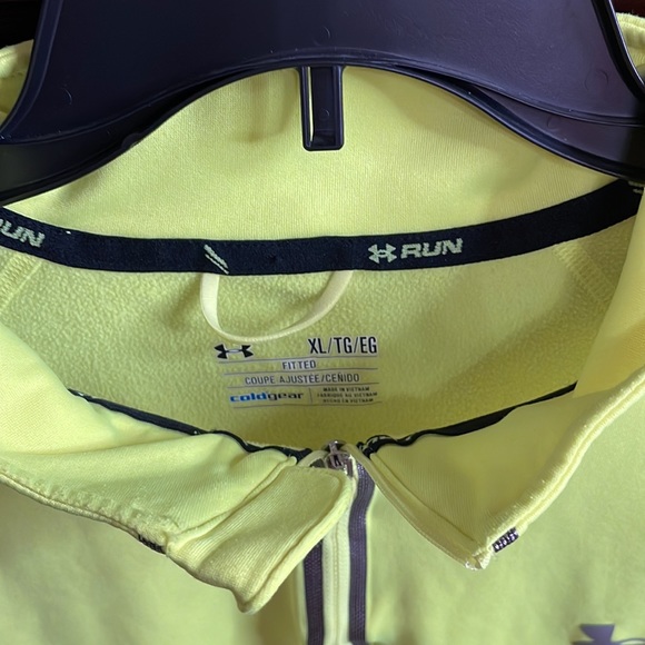 Under Armour cold gear, reflective running top size extra large fitted - Picture 3 of 5